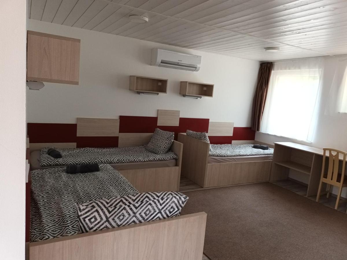 Tiszaliget Apartman Es Szallo Szolnok Exterior photo