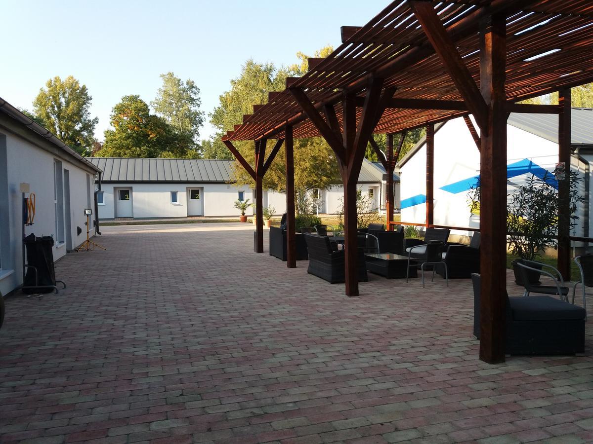 Tiszaliget Apartman Es Szallo Szolnok Exterior photo