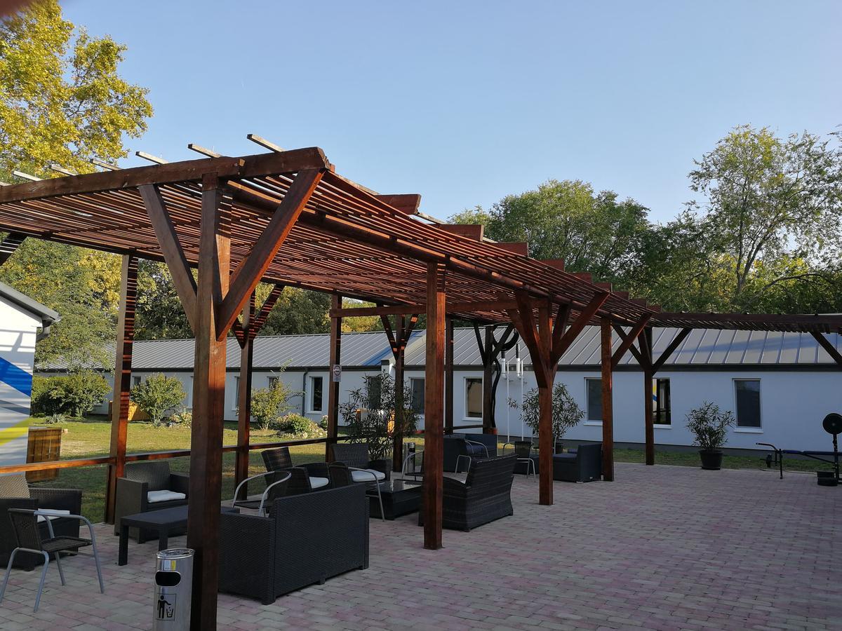 Tiszaliget Apartman Es Szallo Szolnok Exterior photo