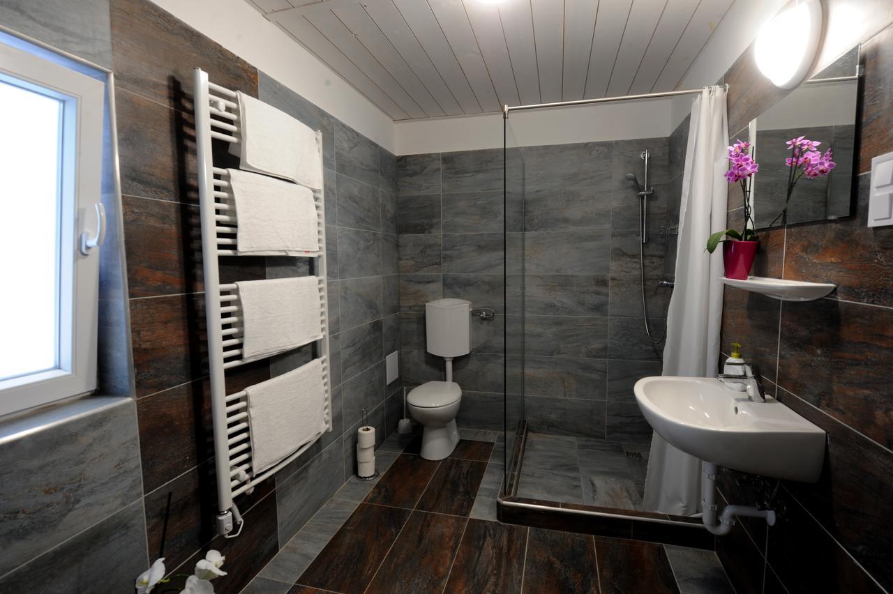 Tiszaliget Apartman Es Szallo Szolnok Exterior photo
